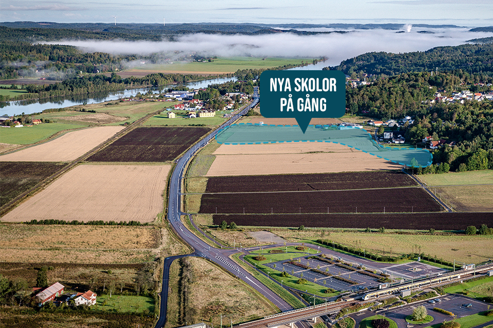 Flygfoto över Lödöse med utmarkerat område för planerade skolor. I hörnet syns kommunens vision.