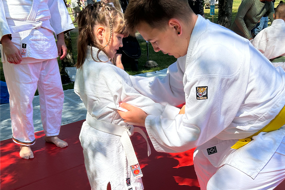 Flicka testar judo.
