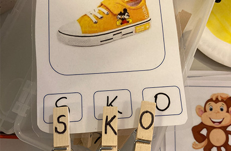 En bild på en sko med tre rutor under där bokstäverna S K O är inskrivna