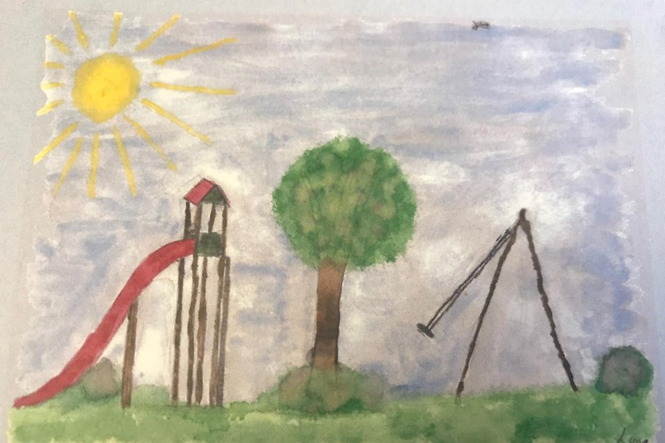 Bild målad med vattenfärg som föreställer en sol, en rutschkana, ett grönt träd och en gunga.