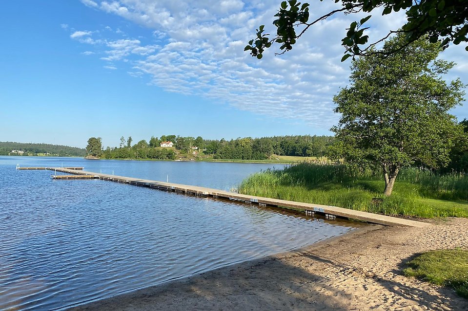 Brygga i vattnet vid Bodasjöns badplats i Prässebo