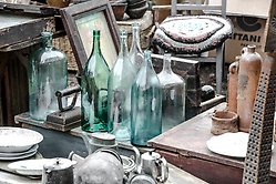Möbler och glasföremål framställda för loppmarknad